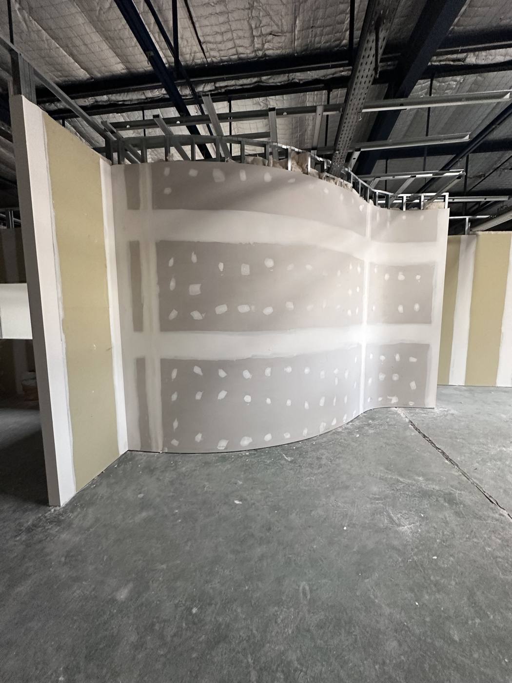 Après : mur en onde plaqué, bandes et joints