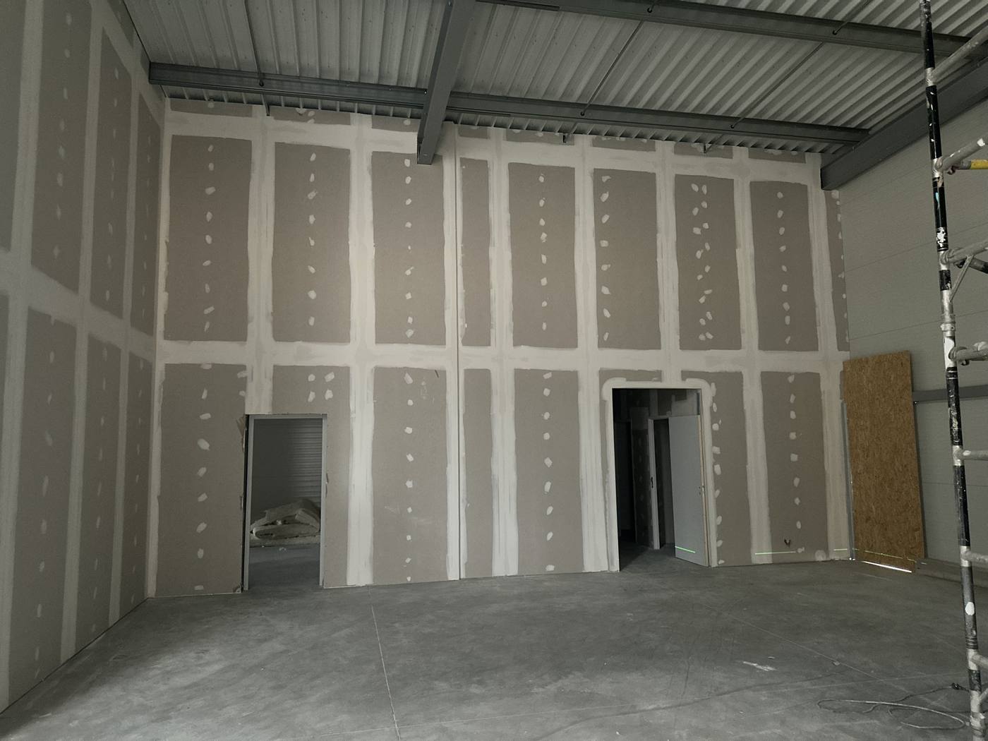 Grand mur en plaques avec bandes et joints